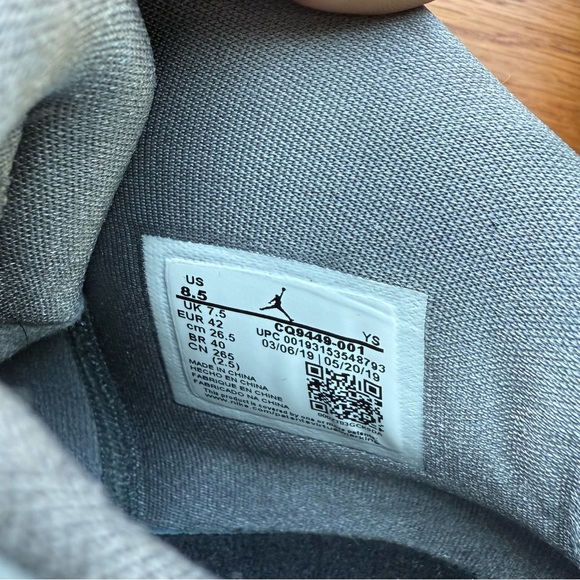 Mens Air Jordan B’Loyal Gray and Black Sneakers - Picture 7 of 7